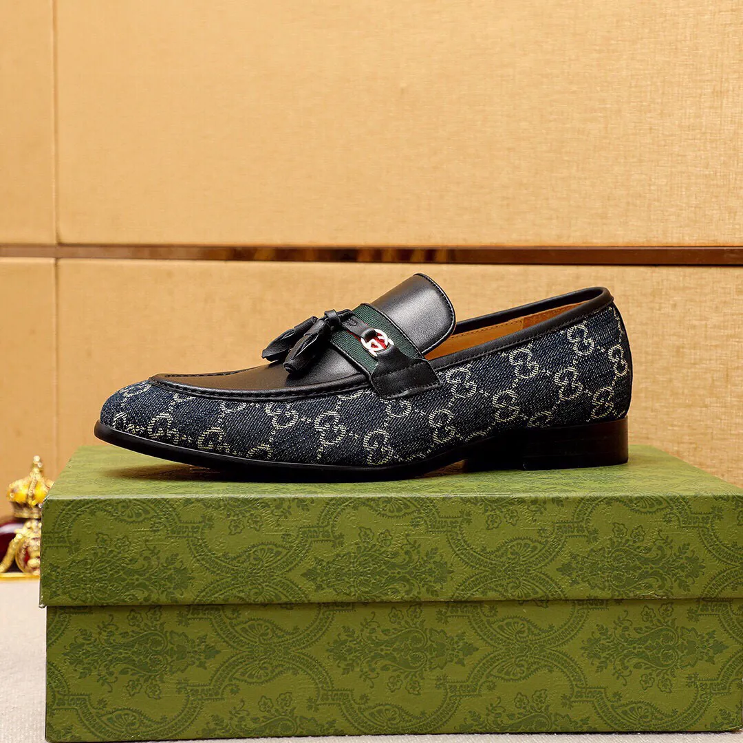 Men's shoes 💰520 💐 Product trademark: GUCCI "Gucci" casual leather shoes Regular size: 39-44 (38.45🉑️customized) Product materials: Selected imported first-layer calfskin upper + luxury hardware buckle, imported water-dyed cowhide leather lining. Strong three-dimensional visual effect, original combination outsole Color: 2⃣️colors available